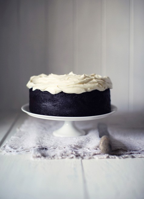 Tarta blanca y negra de chocolate y nata, o merengue. Fuente imagen: www.cakeeventsblog.com